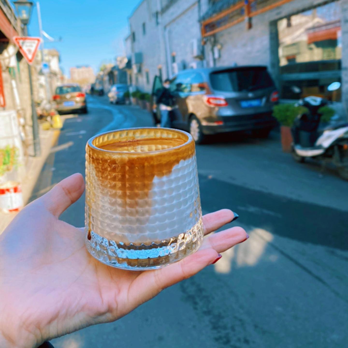 可旋转咖啡杯玻璃洋酒杯解压图片
