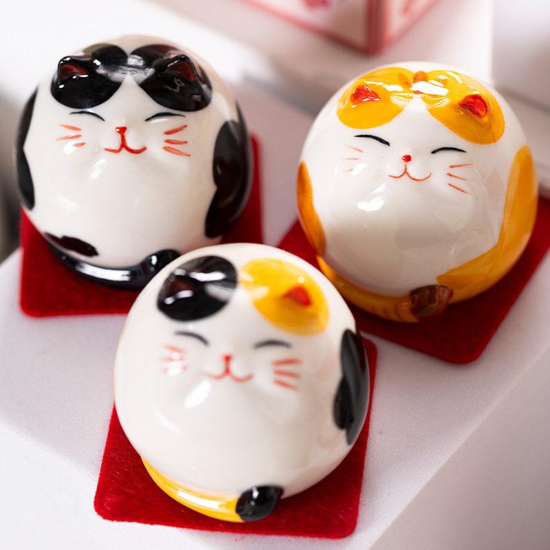 新款瓷陶招财花猫三猫爱可家居公桌小摆件装饰品景德镇陶瓷礼品.