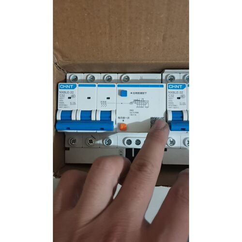 客服在线:昆仑漏电断路器NXBLE-32 正品保证全新原包装【议价】