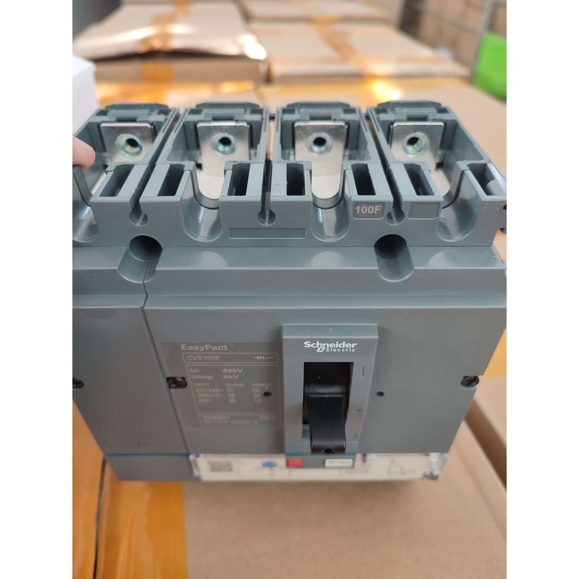 客服在线:施耐德CVS100F塑壳断路器LV510347塑壳4P100【议价】