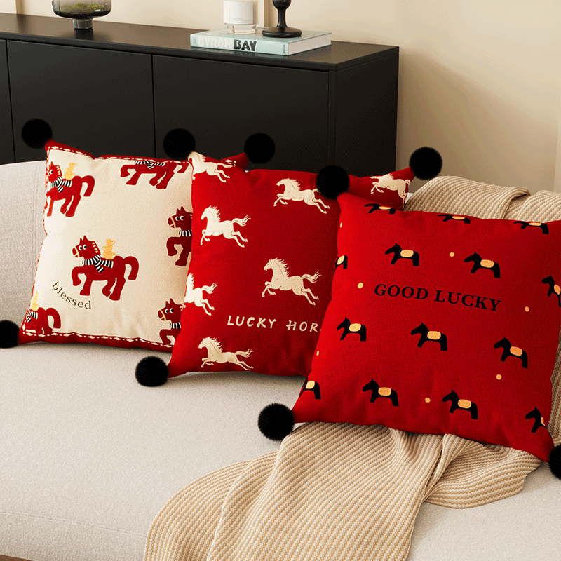 卡通红色抱枕客厅沙发靠枕马年
