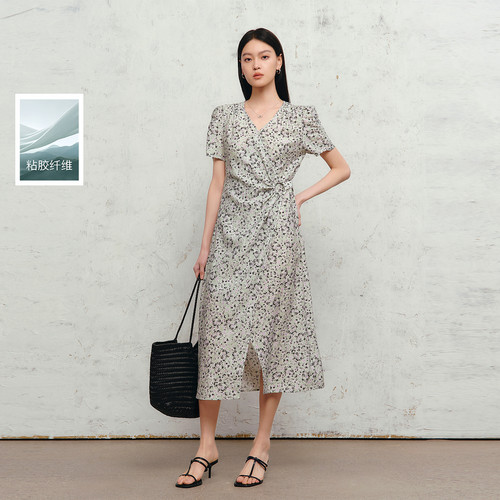 丽雪leisure2026夏季新款碎花连衣裙法式V领收腰长裙女