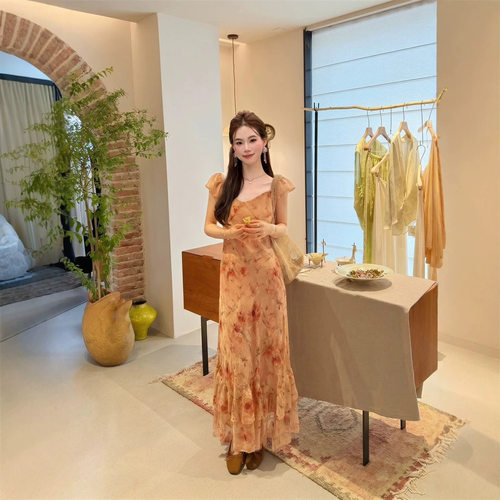 气质甜美方领显MM碎花飞飞袖连衣裙女装2026新款沙滩海边度假长裙