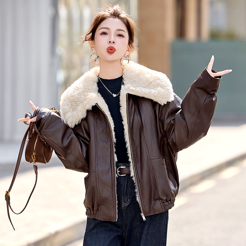 90白鸭绒大毛领拼接PU皮羽绒服