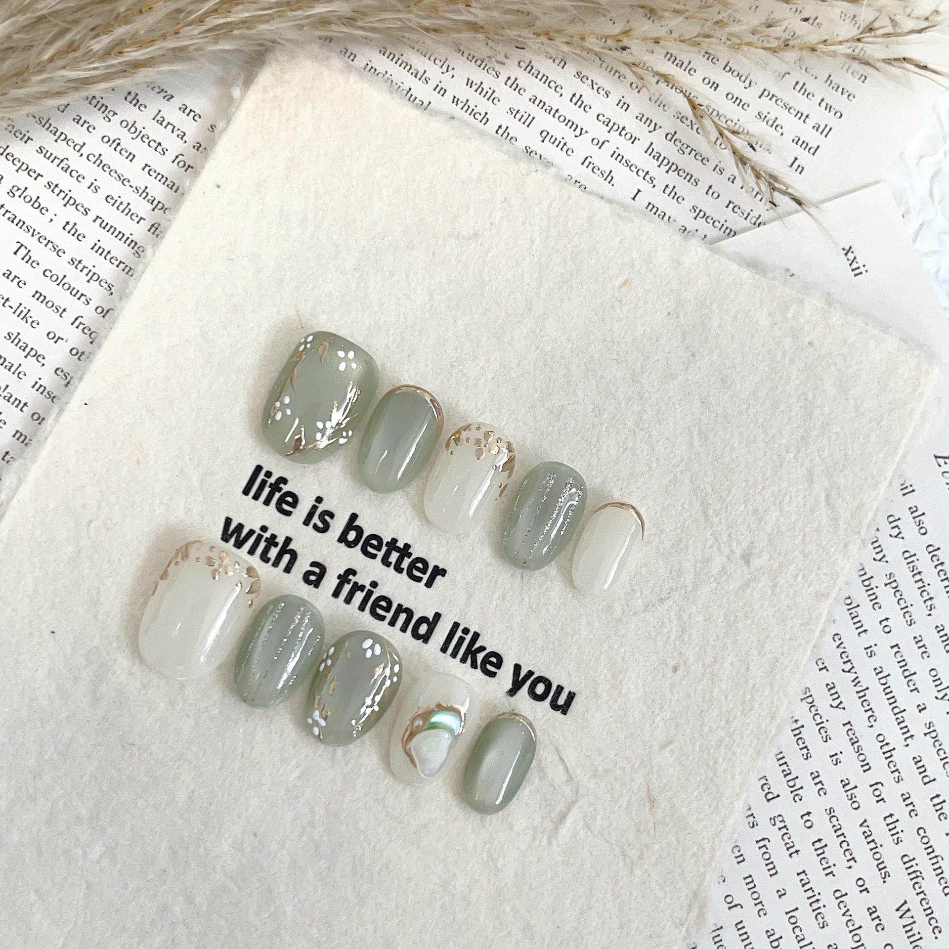 贴片浅绿与白邂逅金纹小花清新百搭纯手工穿戴甲,收纳整理,指甲油收纳盒,淘宝优惠券,粉丝福利购,淘宝优惠卷