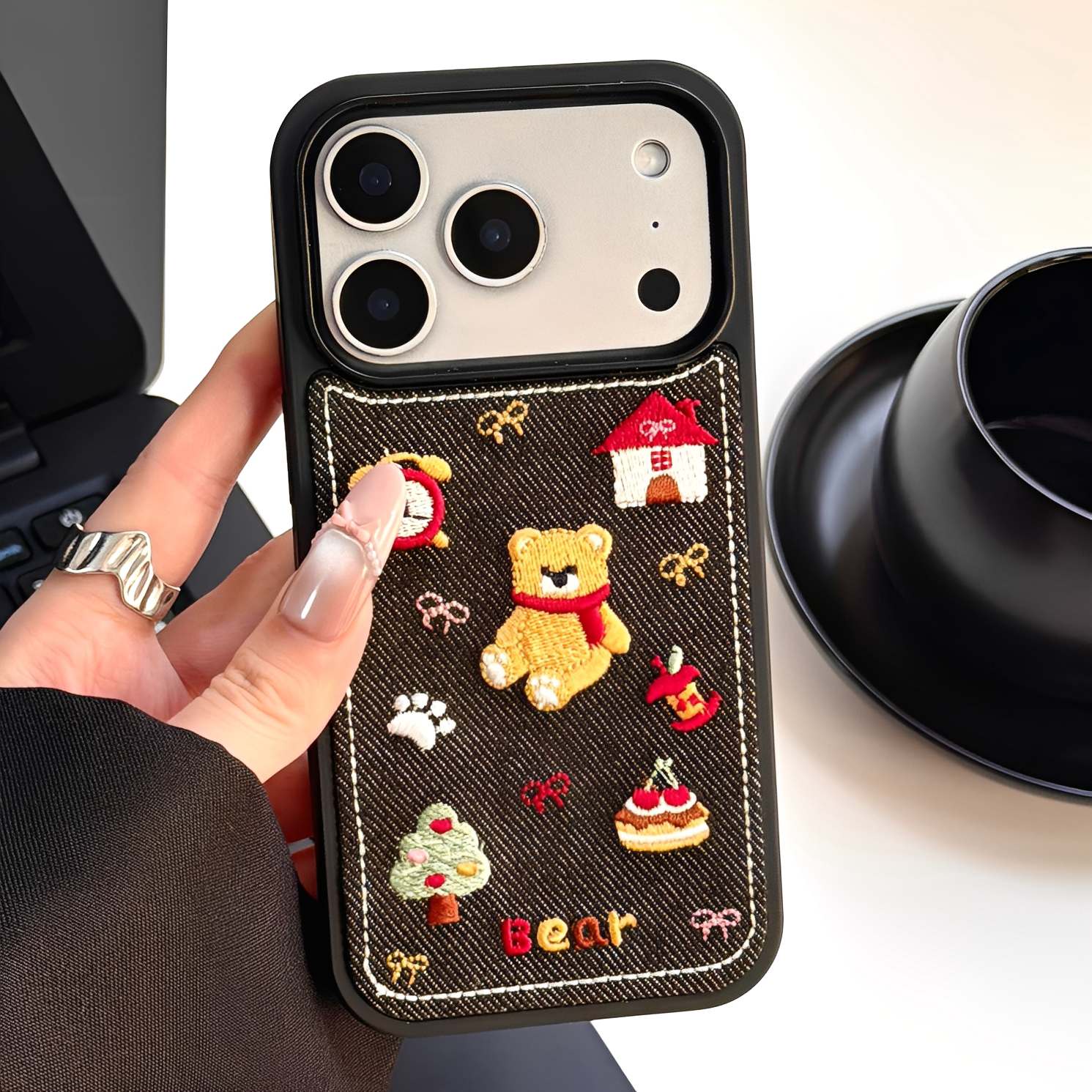 牛仔刺绣小熊猫咪适用iphone16pro苹果17手机壳13可爱15pro小众14proamx全包镜头防摔超好看保护套少女心外壳