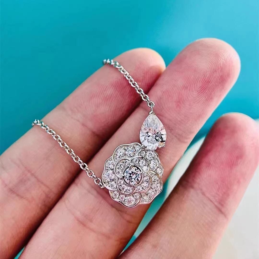 18K白金镶嵌美国进口D色莫桑石山茶花水滴项链轻奢玫瑰花潮AU750
