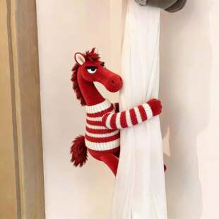 新年窗帘装饰绑带马年吉祥物红色马彪彪玩偶迎新氛围布置年味装饰