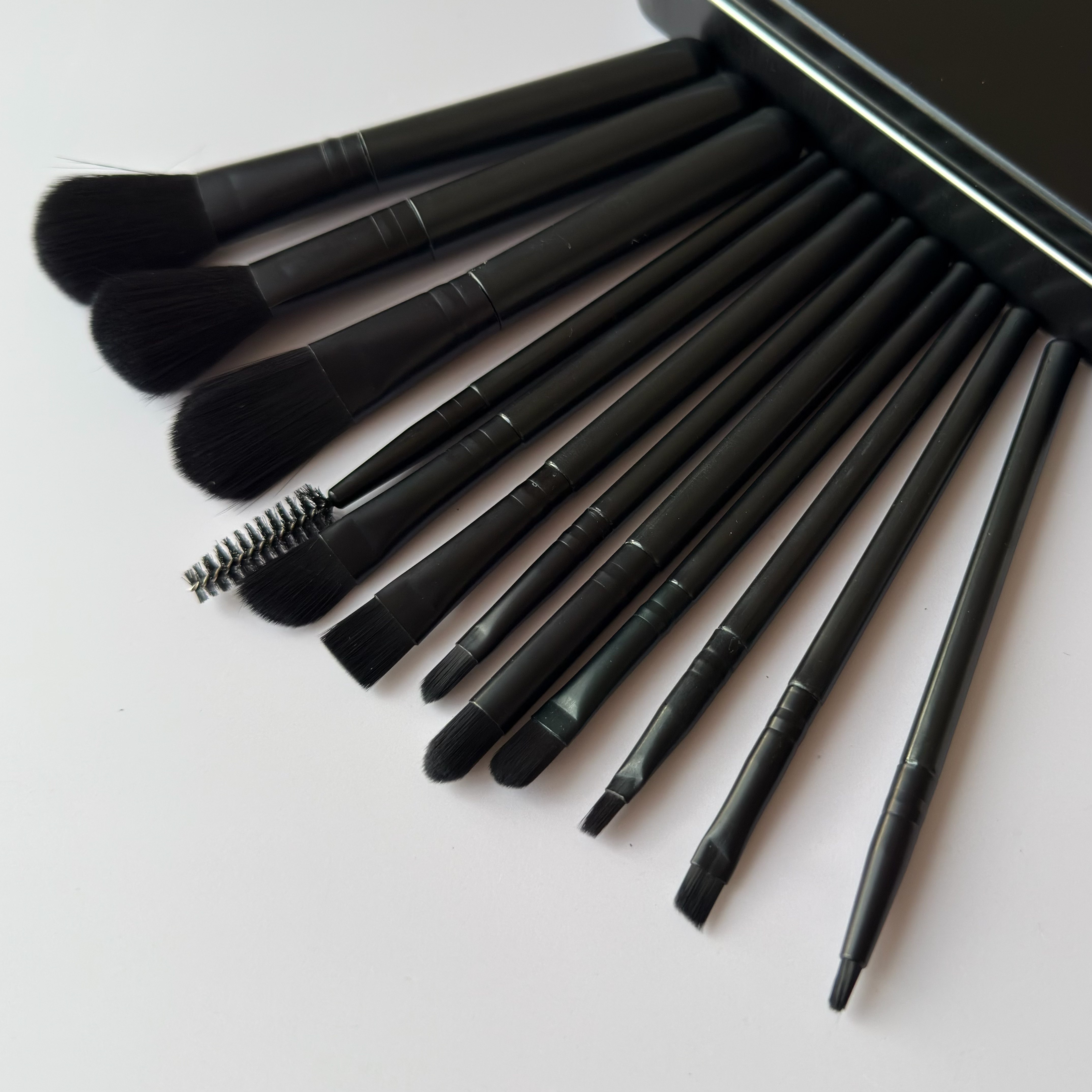 现货m化妆刷12支套装黑色带铁盒收纳全套脸部彩妆刷便携式新手