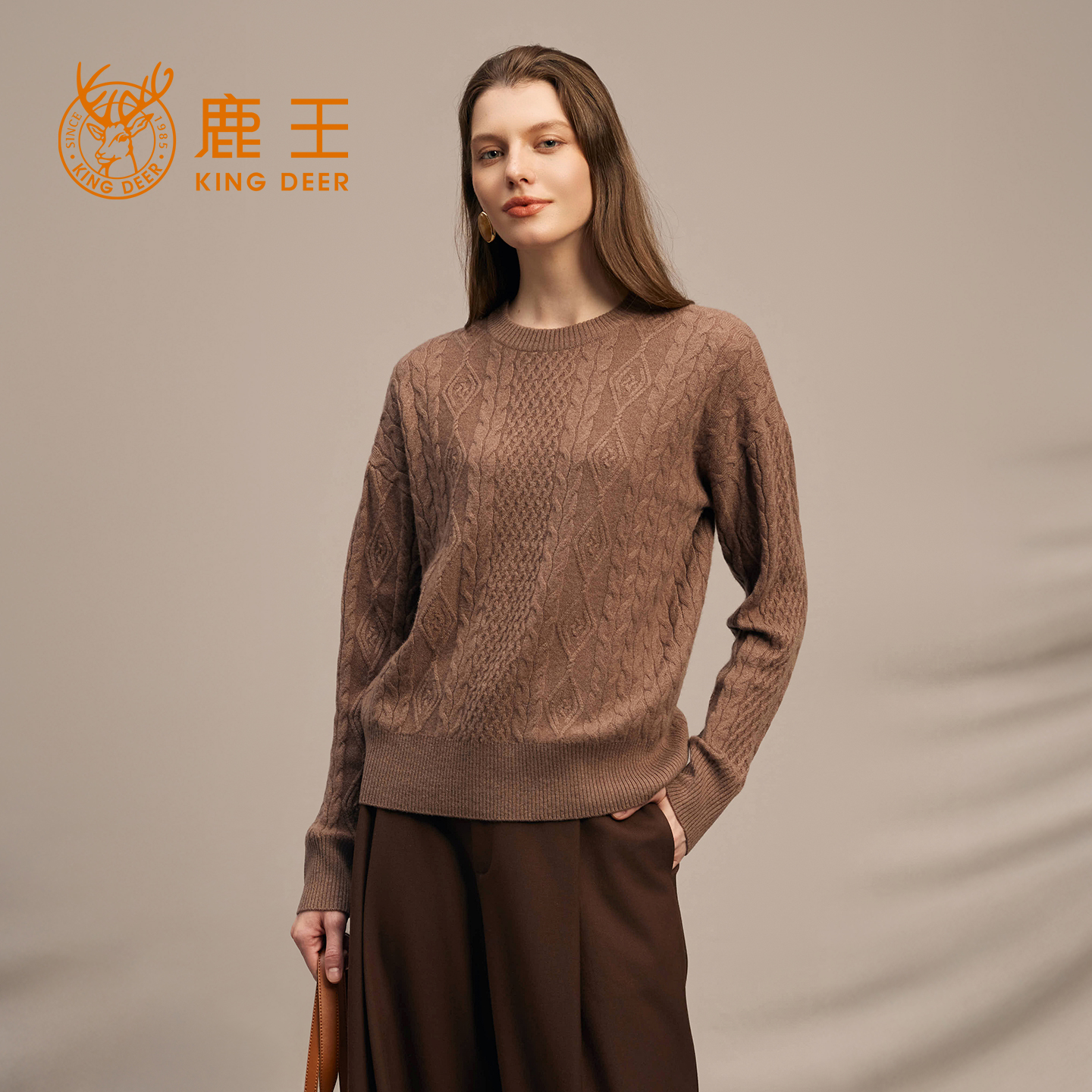 鹿王100%山羊绒衫女圆领绞花针织