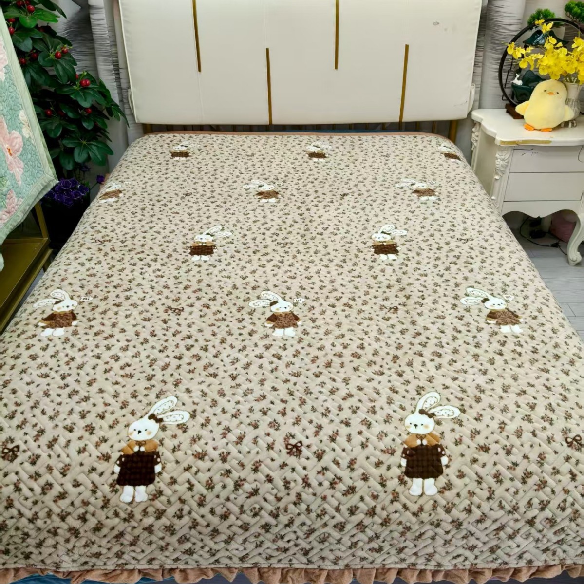 韩式卡通牛奶绒花边床盖加厚保暖