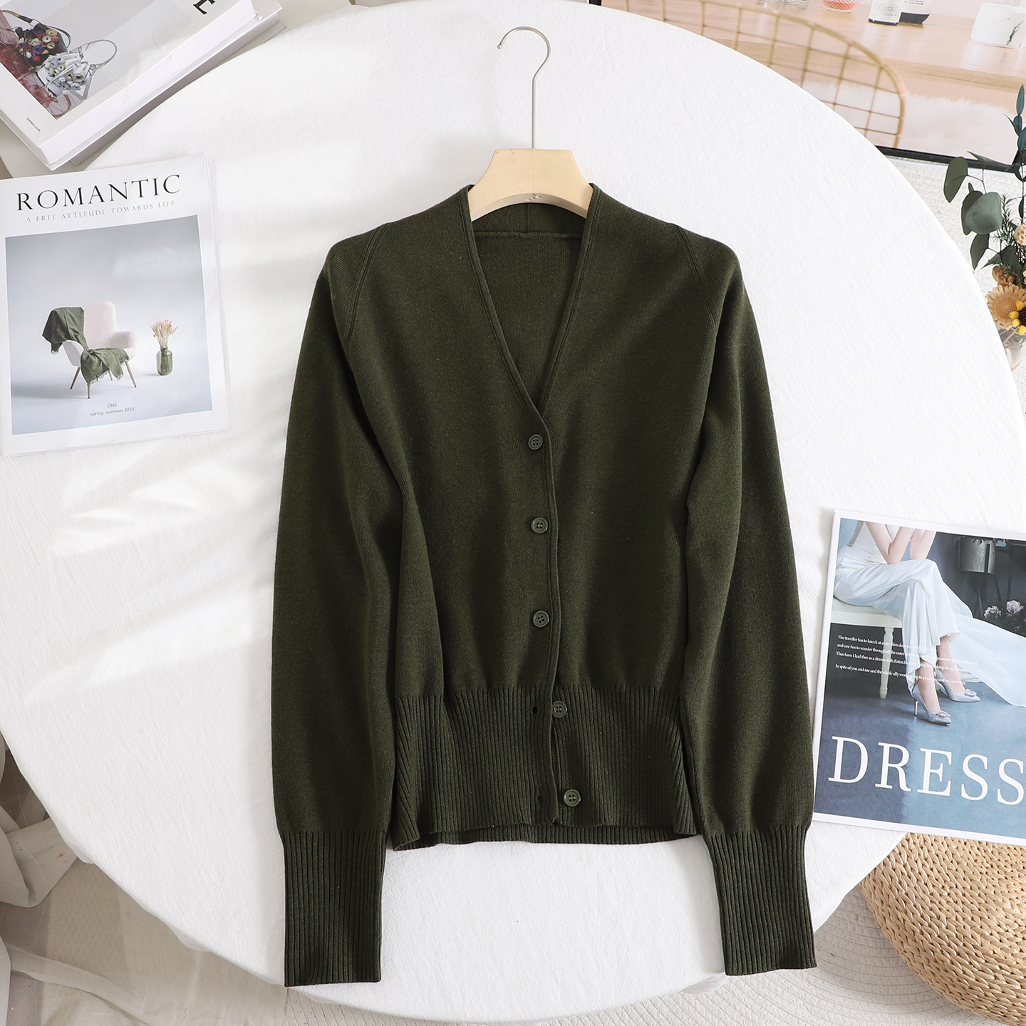 2025秋季新款高级感绿色针织衫