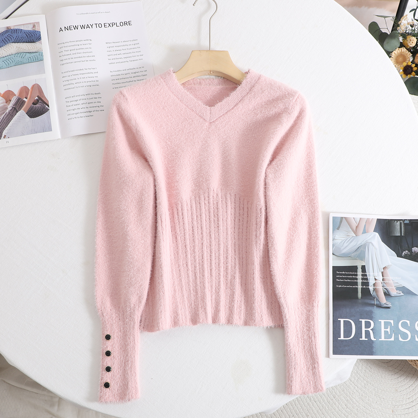法式温柔V领纽扣装饰粉色针织衫