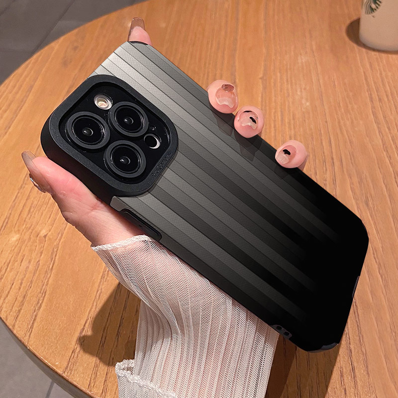 渐变黑色条纹适用于苹果15手机壳