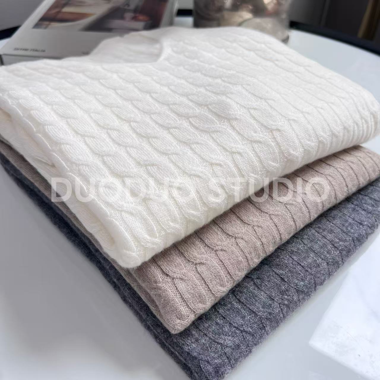 【多多还是多多】羊毛羊绒轻薄软糯绞花V领长袖针织毛衫3045