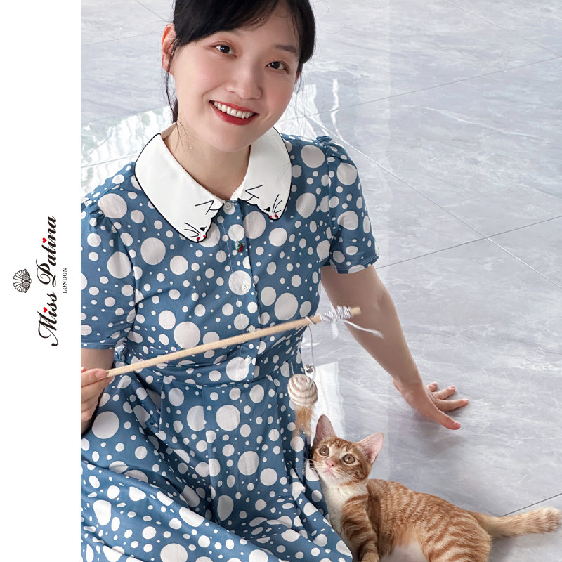 馋嘴猫刺绣领波点印花连衣裙