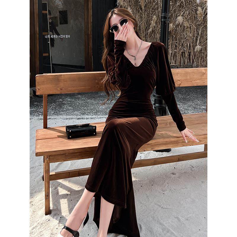 ROUMIKL轻奢高级感气质v领长袖丝绒连衣裙女秋冬内搭配大衣打底鱼