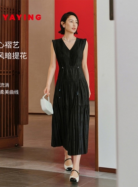 [唐嫣同款]EP雅莹2025女装  轻熟风压褶收腰V领小黑裙连衣裙4113A