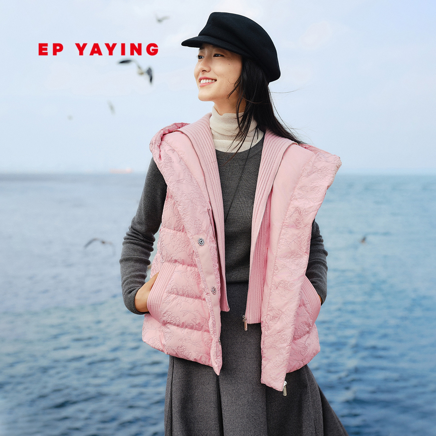 雅莹白鹅绒连帽粉色羽绒马甲外套