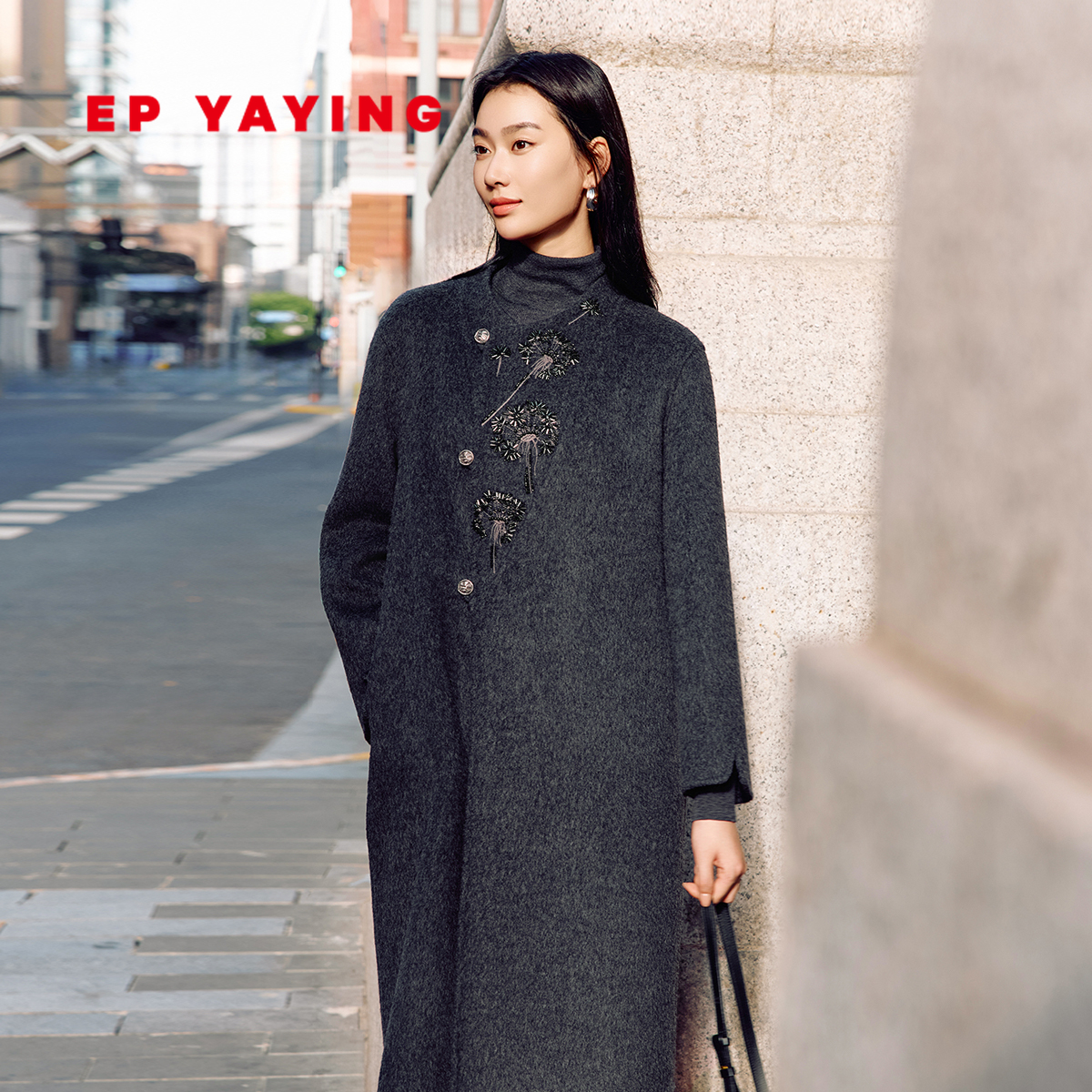 雅莹国风绵羊毛绣花长款大衣