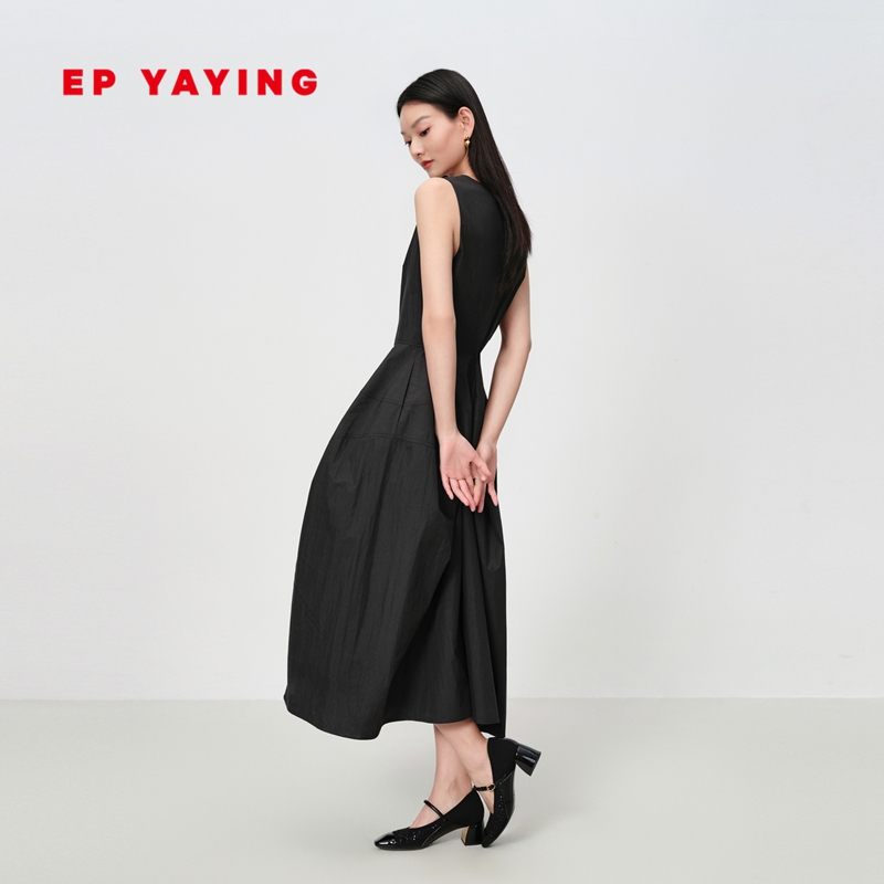 雅莹无袖圆领棉质收腰A摆小黑裙