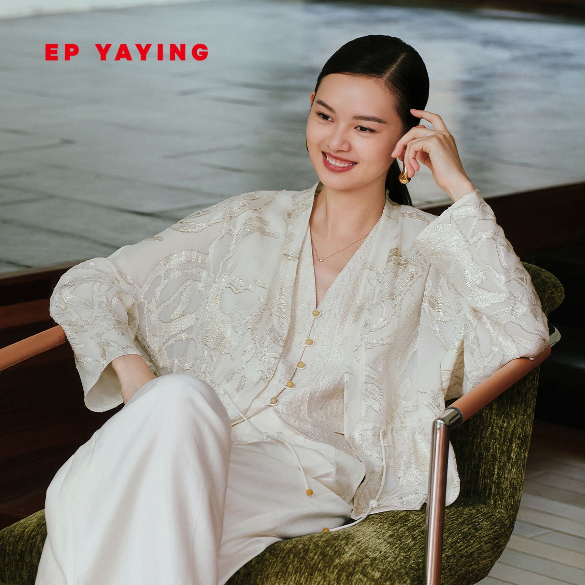 雅莹桑蚕丝V领收腰外套