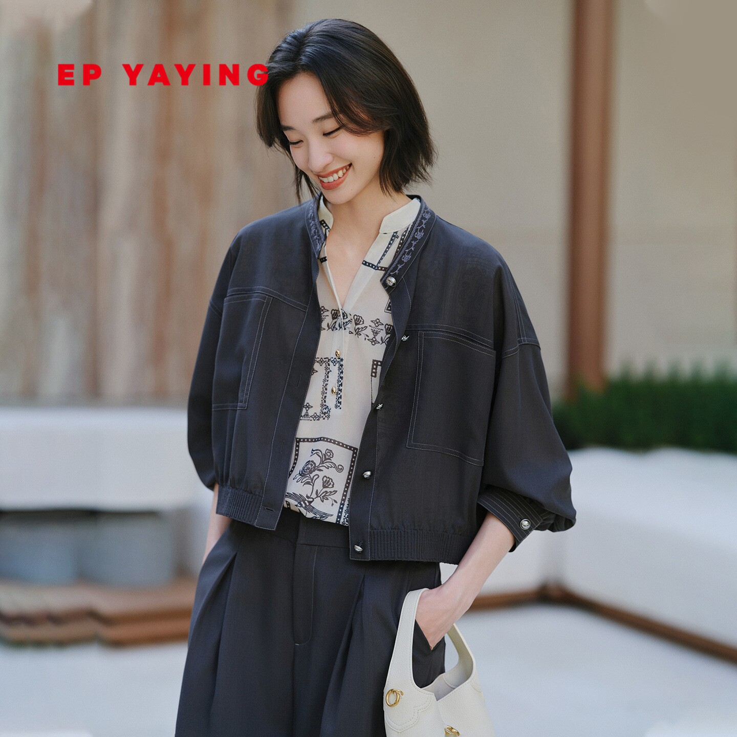 雅莹羊毛宽松立领轻薄短款外套图片