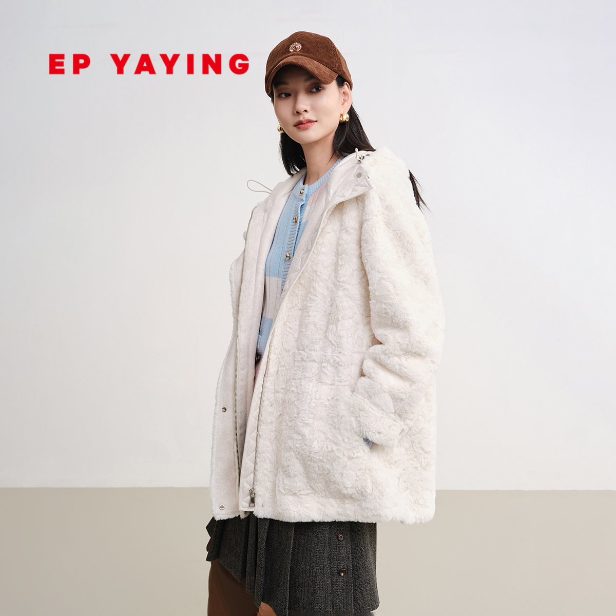 雅莹白色毛毛外套连帽中长款大衣