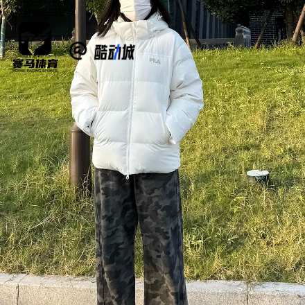 FILA白色女子保暖连帽羽绒服