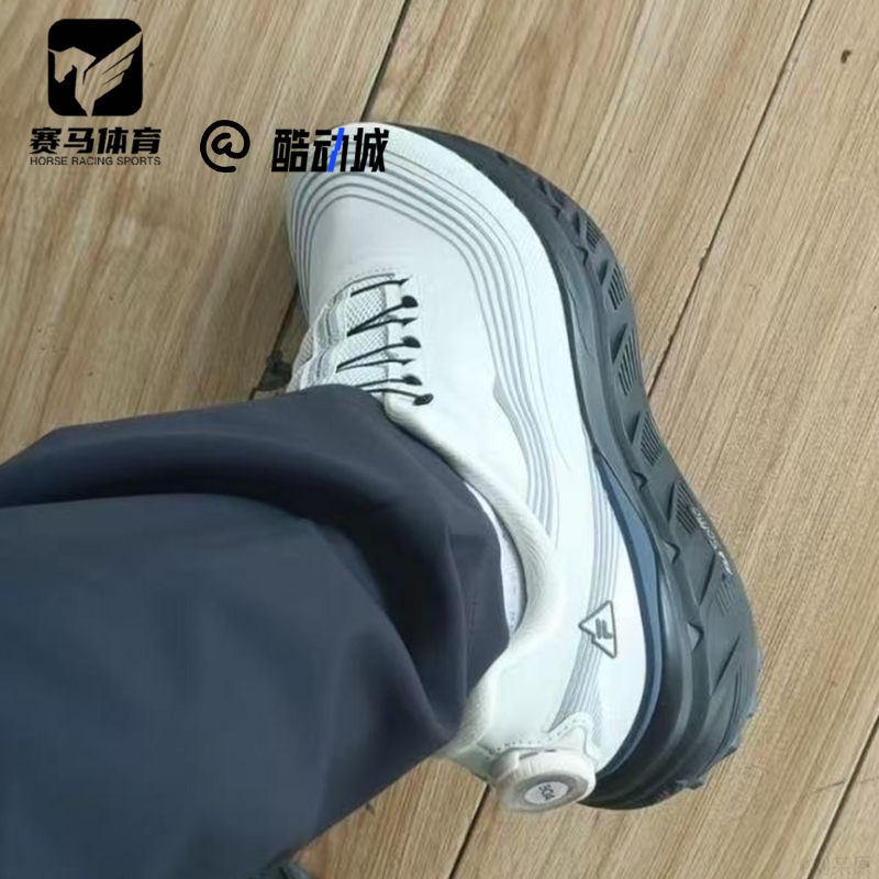 斐乐男子灰色耐磨轻便跑步鞋