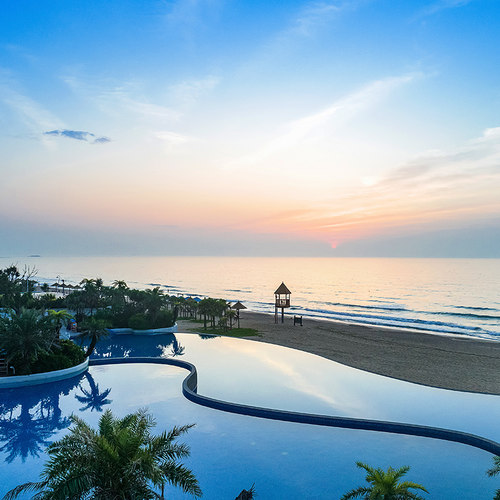 【网红打卡】假装在东南亚度假，打卡无边泳池，享水上乐园！ 【带娃趣玩】私人铂金沙滩，不限次数畅玩儿童城堡和水上乐园！ 【权益多多】31楼网红空中泳池+观影室+免费停车1辆+戛纳播放中心！ 【花呗无忧】长有效期，未约可退，过期可退！