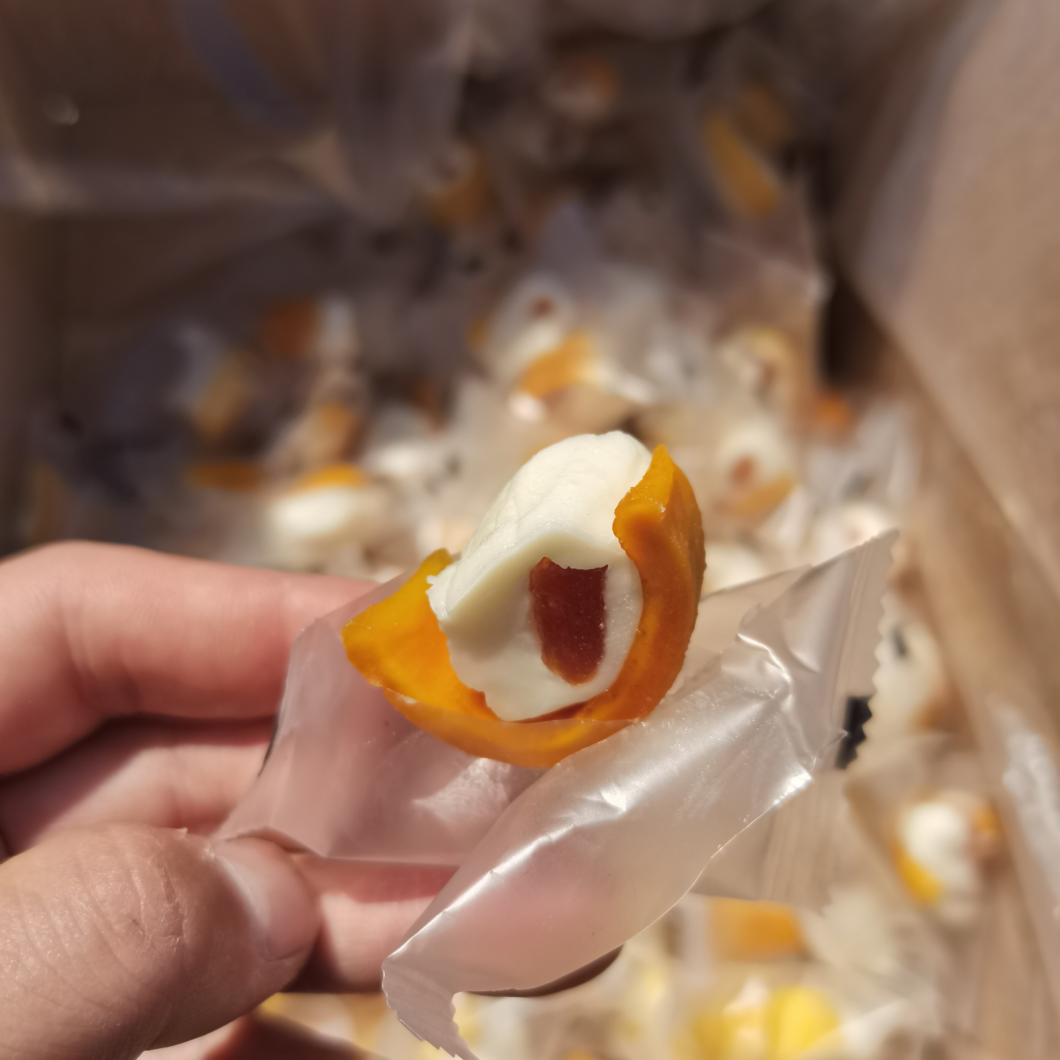 芒果抱桃手工网红黄桃芒果干独立包装夹心奶糕休闲下午茶点心零食