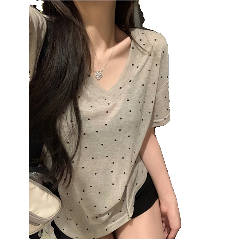 微透v领波点系列款短袖T恤女