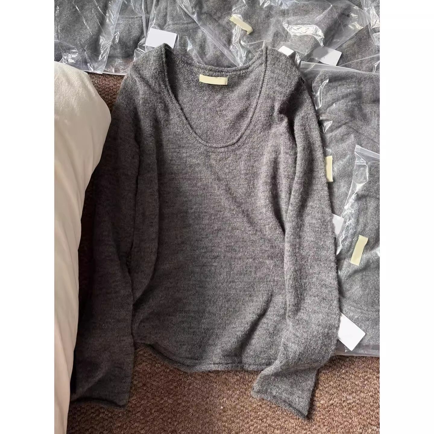 韩系穿搭深灰色长袖u领针织衫女