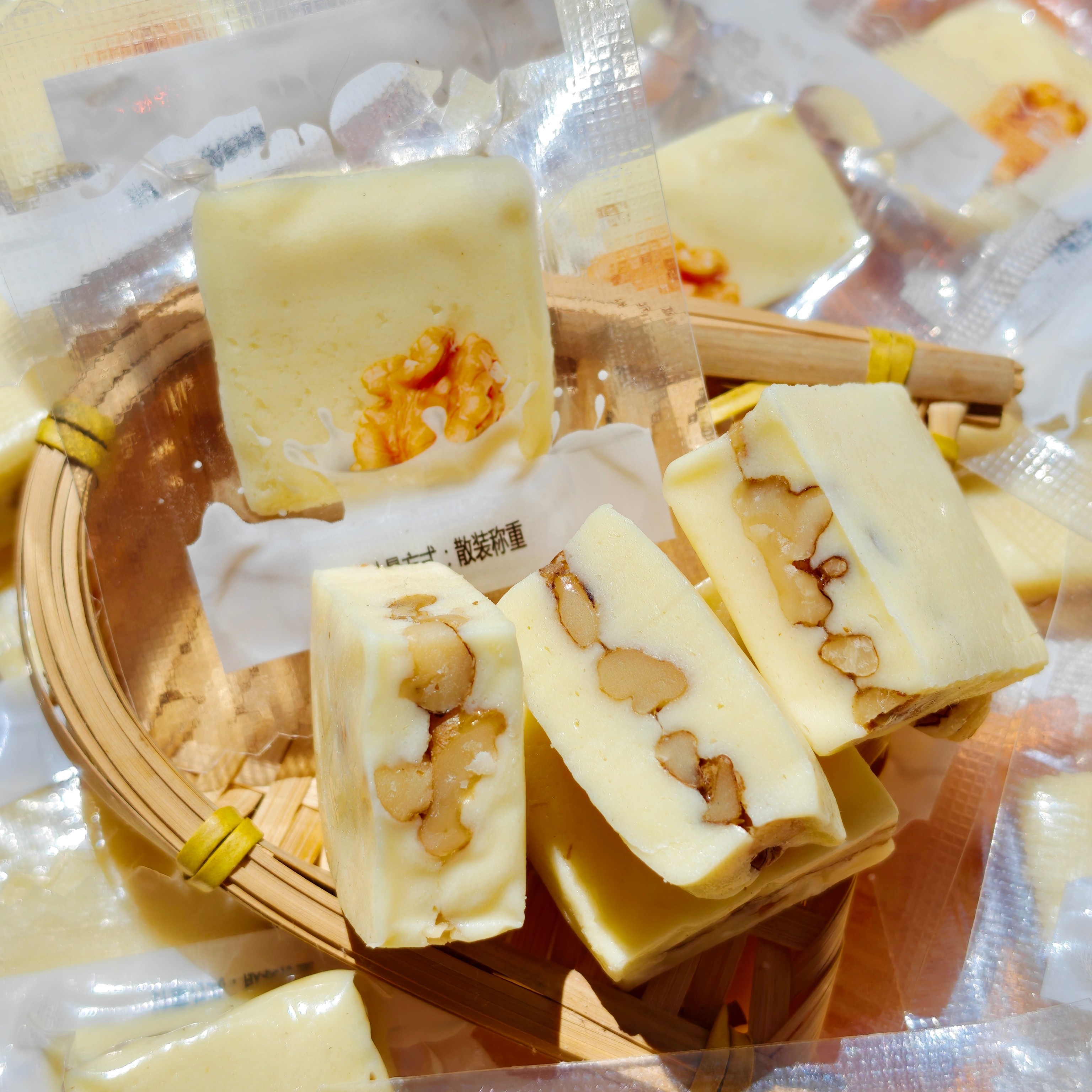 西域皇后奶派新疆特产牛奶夹核桃仁奶块独立包装奶制品网红零食