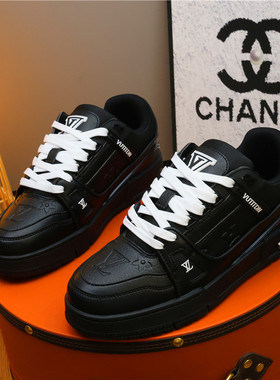 轻奢46大码潮牌情侣鞋男2025秋黑武士印花低帮板鞋学生百搭休闲鞋