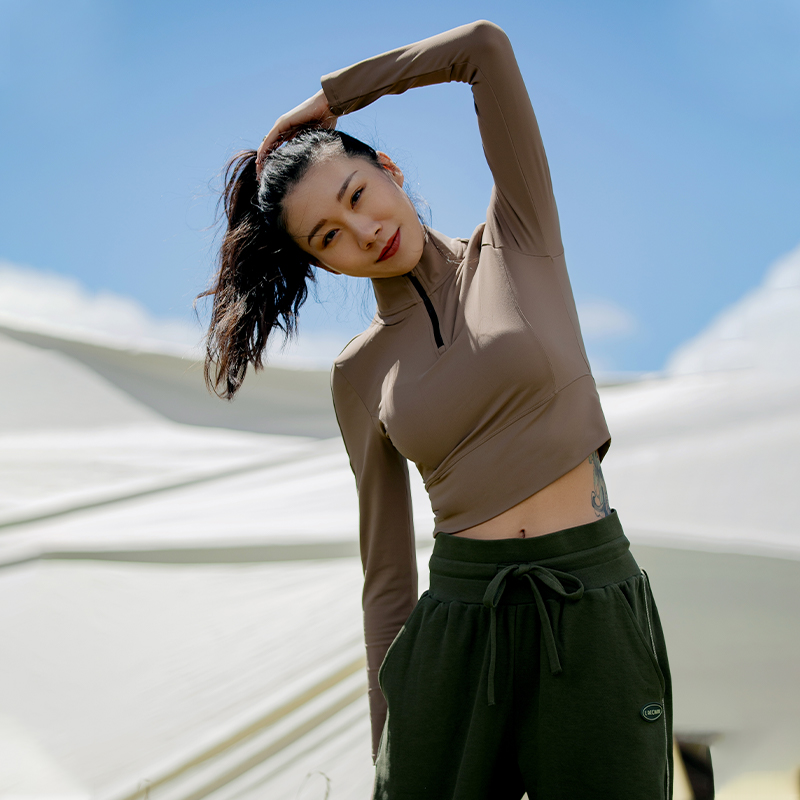 芮柯纳未长袖中高领设计