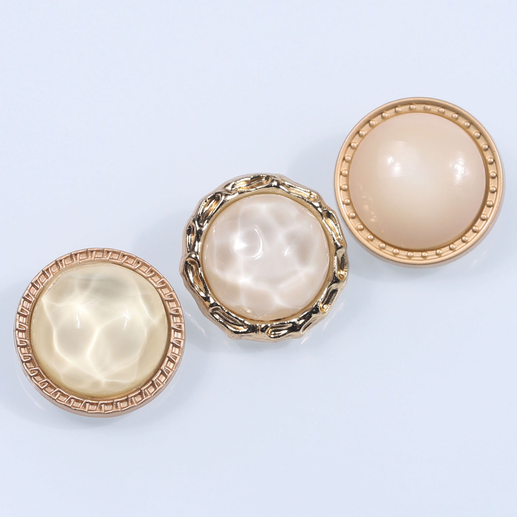 金属羊绒外套扣子独特的波纹设计