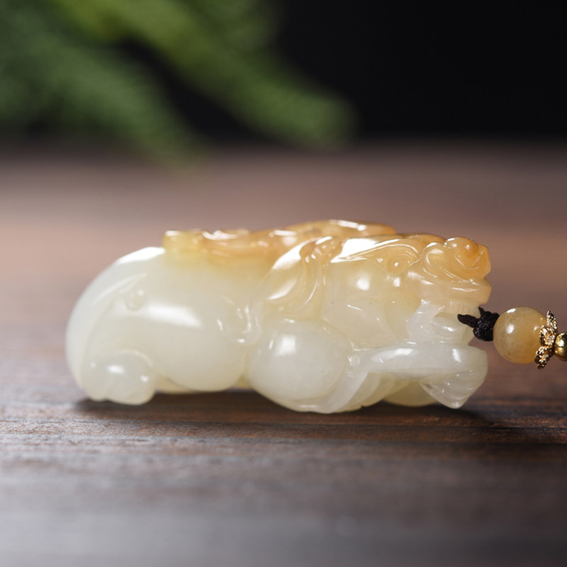 新疆大师张亚龙作品和田玉且末料羊脂白玉貔貅挂件吊坠38.76克