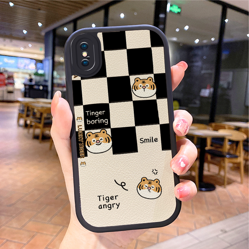 棋盘适用适用苹果15promax手机壳iphone12pro套16e带挂绳11全包plus硅胶13新款14x8p7xs6s女xr防摔xsmax17air