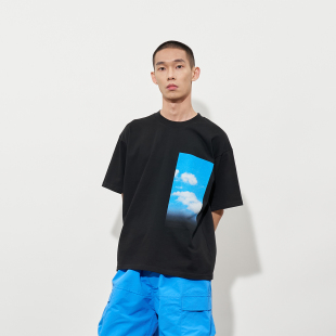 闷与狂FMACM 蓝天白云随意门印花短袖