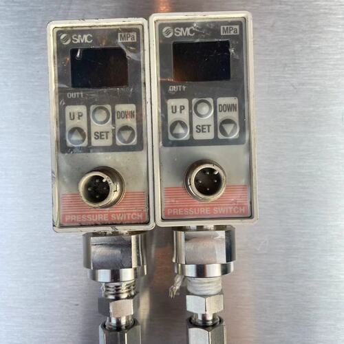 可维修压力表。ISE75H-N02-43，两个，成色如图，功议价