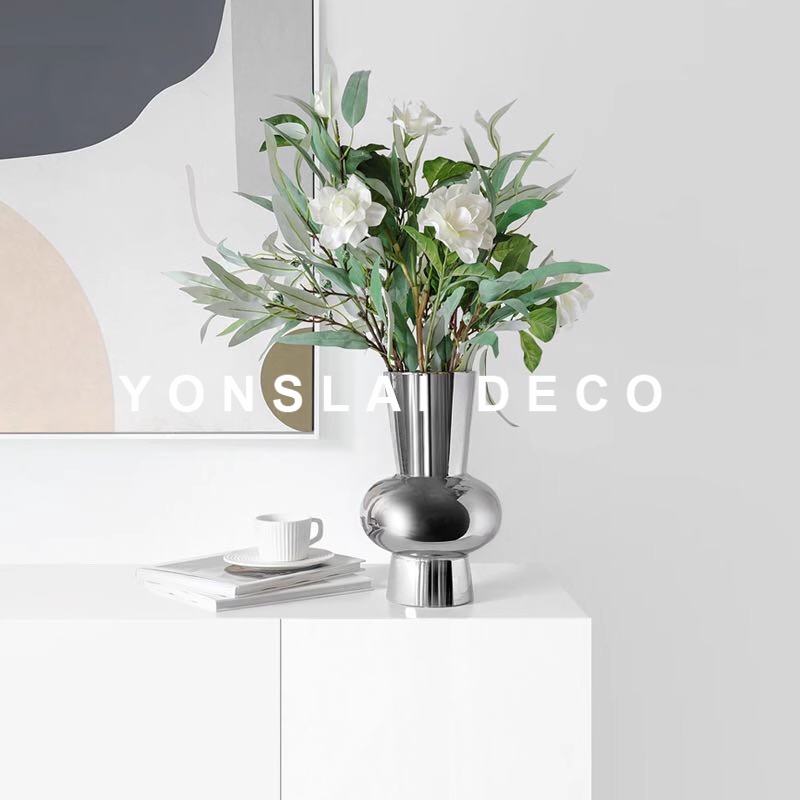 轻奢风样板房间玻璃桌面摆件