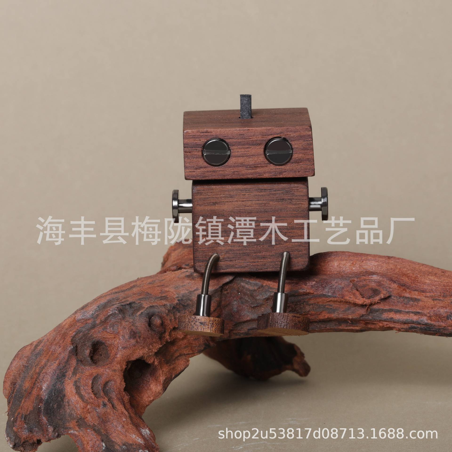 车载香薰抖腿木头人黑胡桃创意手工摆件出风口装饰车内饰品礼物