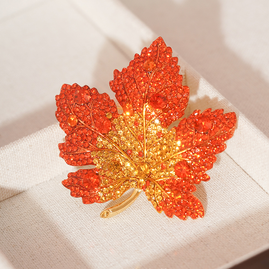 A轻奢满钻红色枫叶胸针