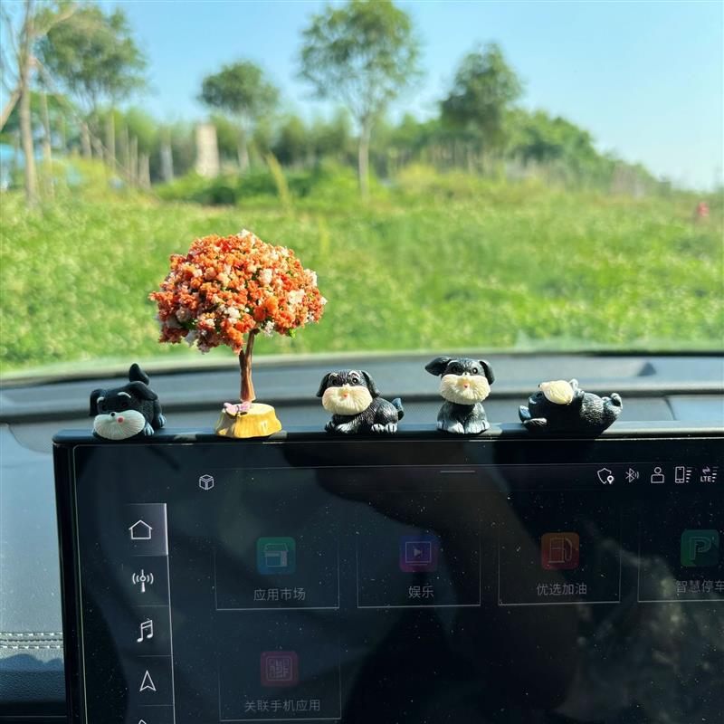 车载小摆件迷你雪纳瑞可爱狗狗中控台车内显示屏装饰用品汽车内饰