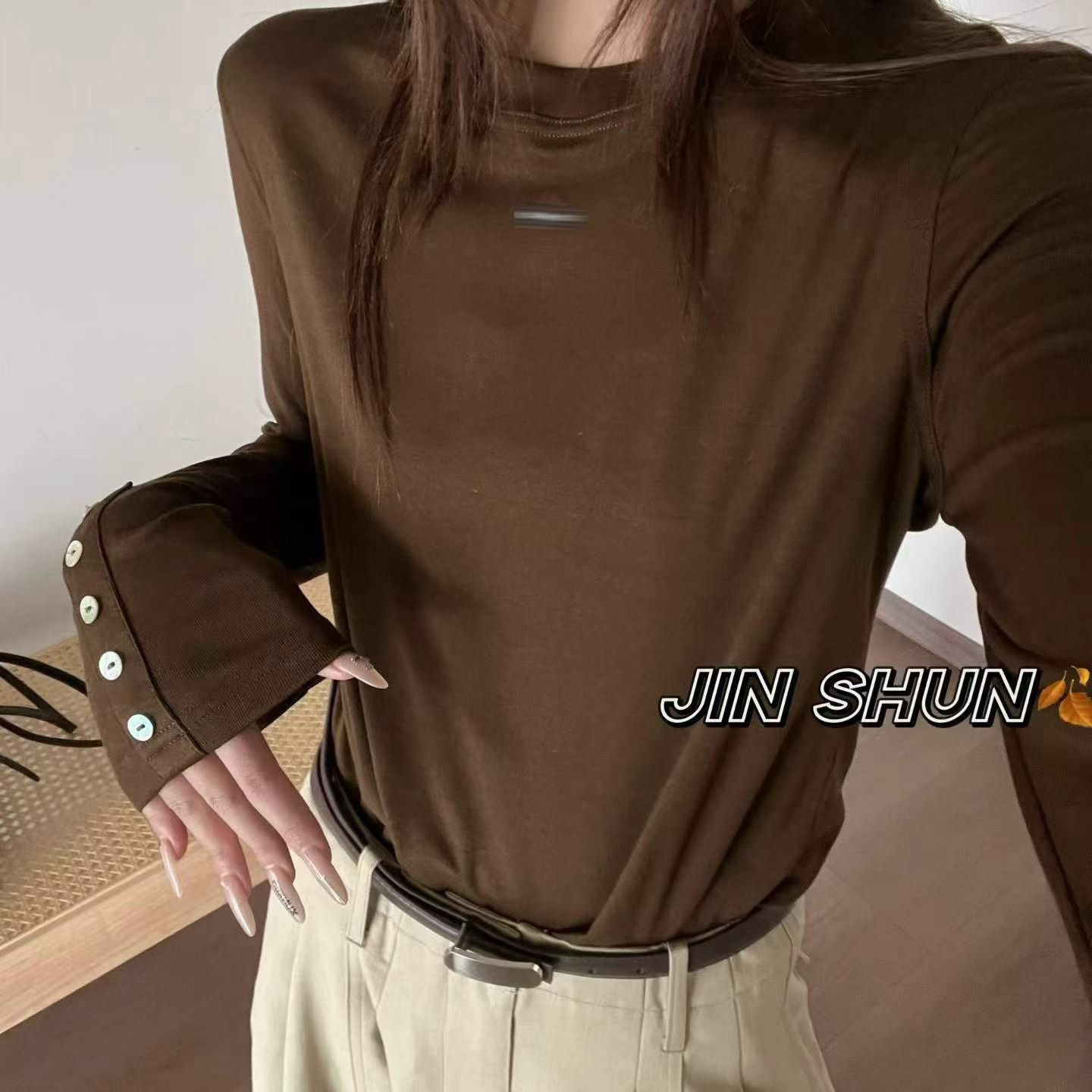 欧货南油2026秋季甜酷袖口排扣长袖T恤女字母小标圆领合身上衣潮