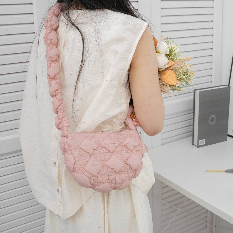bags新款褶皱云朵包小众泡泡包休闲韩版羽绒棉服包肩斜挎饺子包