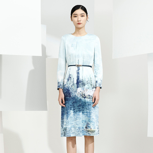 戴布拉芬品牌新款春季气质圆领腰带装饰印象江山手绘印花连衣裙