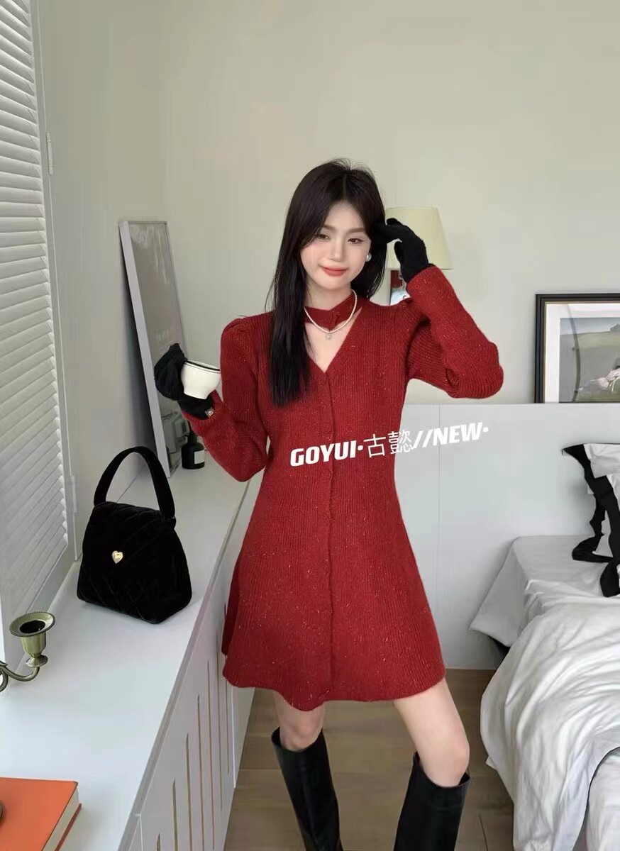 法式高级感复古亮丝镂空V领针织连衣裙女冬a字长袖打底裙毛衣裙潮